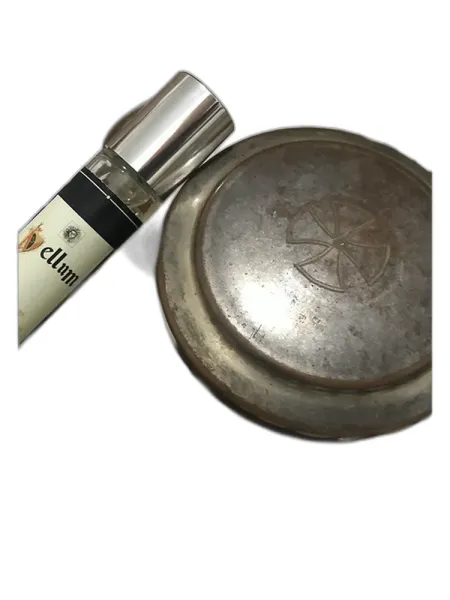 Frasco del perfume Ricardo Ramos Perfumes de Autor Vellum unisex Eau de Parfum